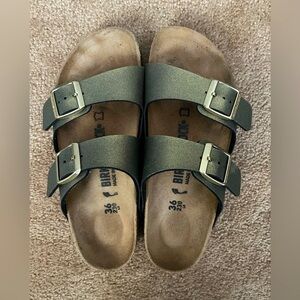 👣Birkenstock Metallic Olive Green Sandals. Never Worn outside.